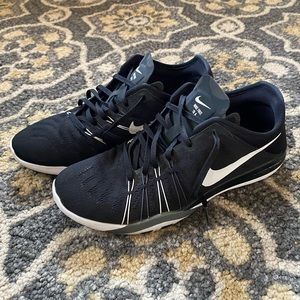 Black Nike free TR6 training shoes. EUC!!!